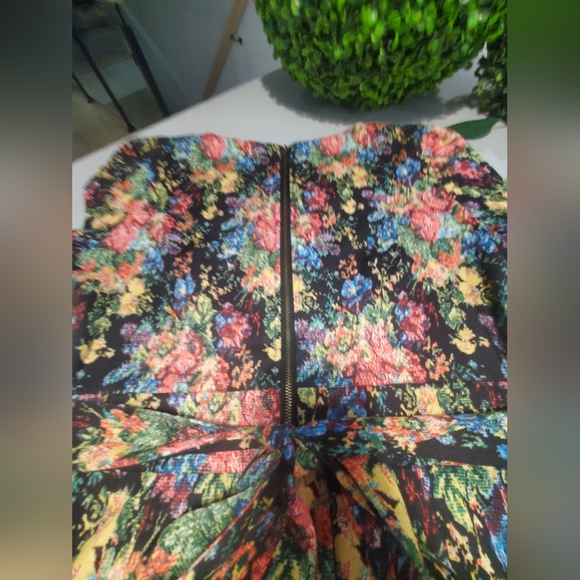 NWOT DARLING Très jolie robe neuve à manches courtes avec motifs effet tissage - Picture 8 of 9